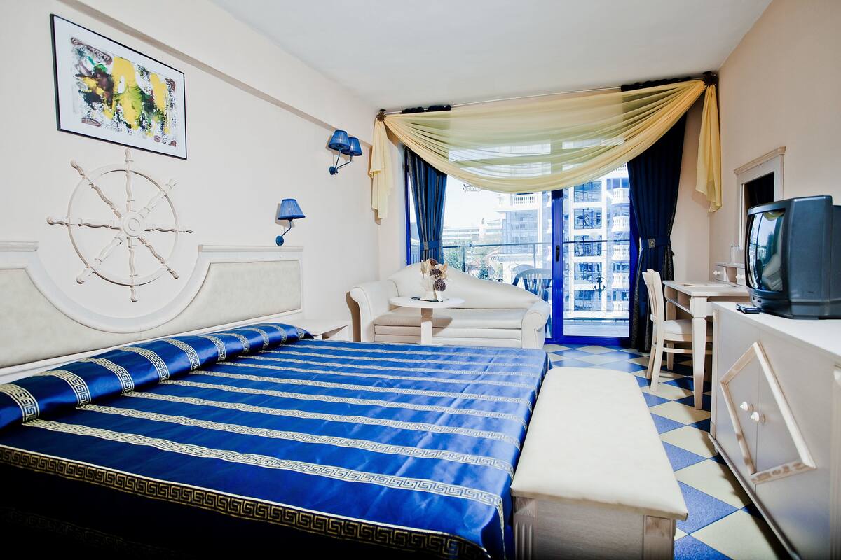 Double Room, Chaika Park View | 객실 내 금고, 책상, 암막 커튼, 다리미/다리미판