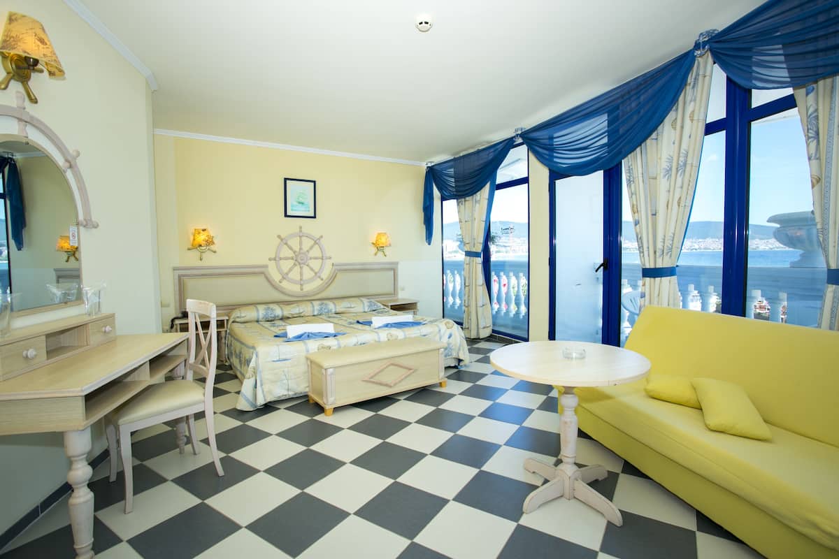 Studio, Sea View | Een kluis op de kamer, een bureau, verduisterende gordijnen