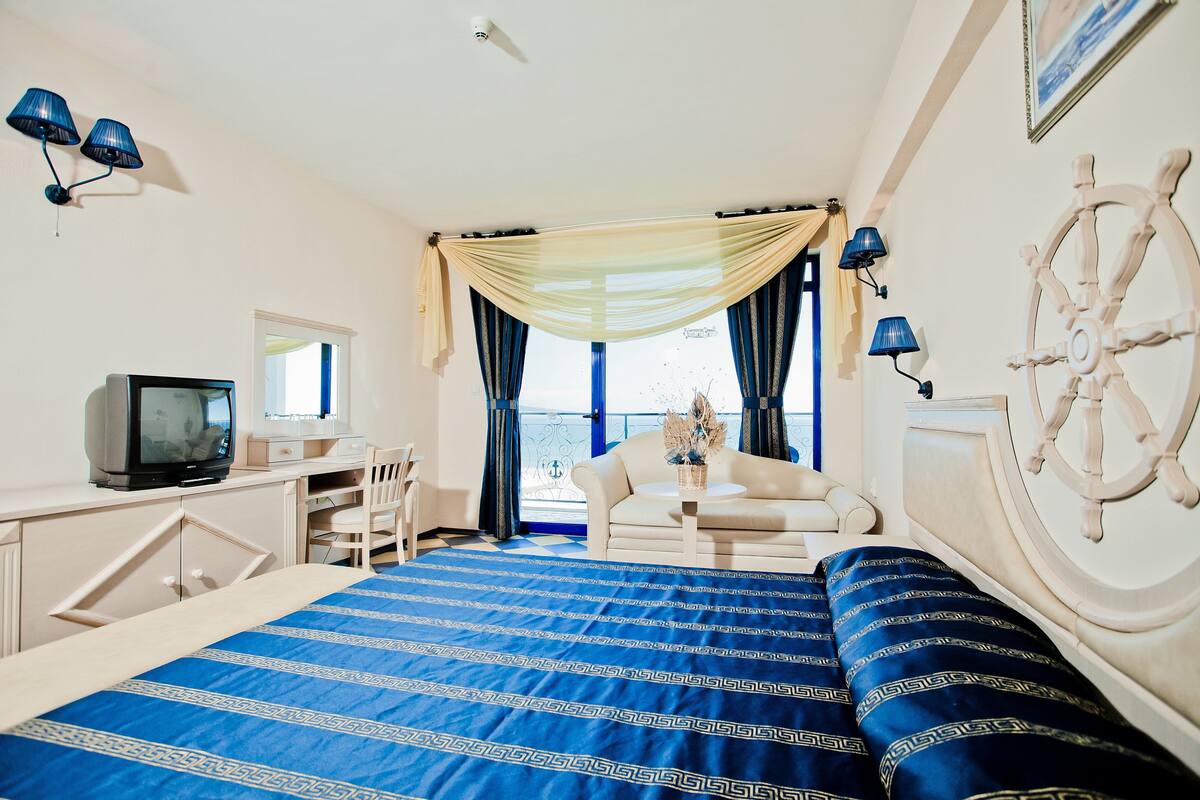 Double Room, Sea View | 객실 내 금고, 책상, 암막 커튼, 다리미/다리미판