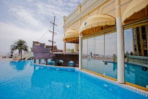 Een binnenzwembad en een seizoensgebonden buitenzwembad