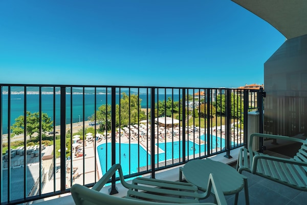 ミニバー、セーフティボックス (室内)、デスク、ベビーベッド (無料)