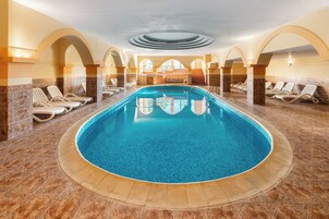 Piscina interna, piscina externa sazonal