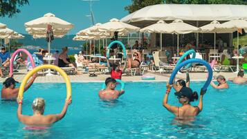 Piscina interna, piscina externa sazonal