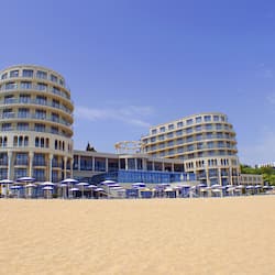 En la playa, camastros, sombrillas y toallas de playa