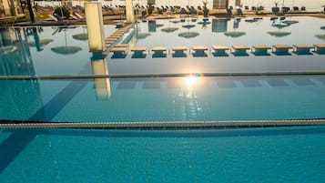 Piscine couverte, piscine extérieure, chaises longues