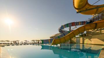 Piscina coperta, piscina all'aperto, lettini