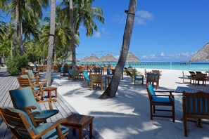 5 restaurants, breakfast and lunch served, international cuisine