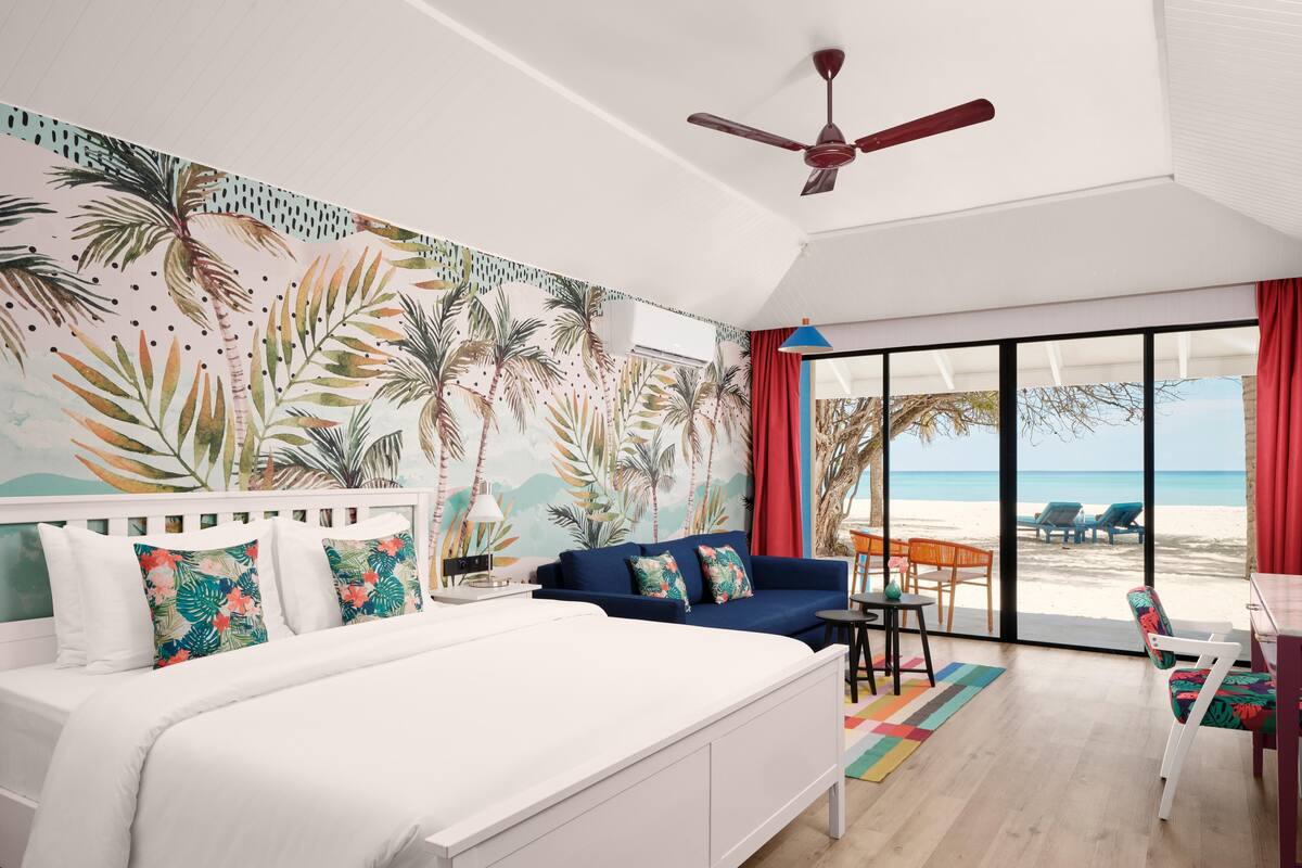 ดีลักซ์วิลล่า, เตียงใหญ่ 1 เตียง และโซฟาเบด, ห้องน้ำส่วนตัว, วิวชายหาด (Lagoon Beach Villa) | มินิบาร์, ตู้นิรภัยในห้องพัก, โต๊ะทำงาน, ผ้าม่านกันแสง