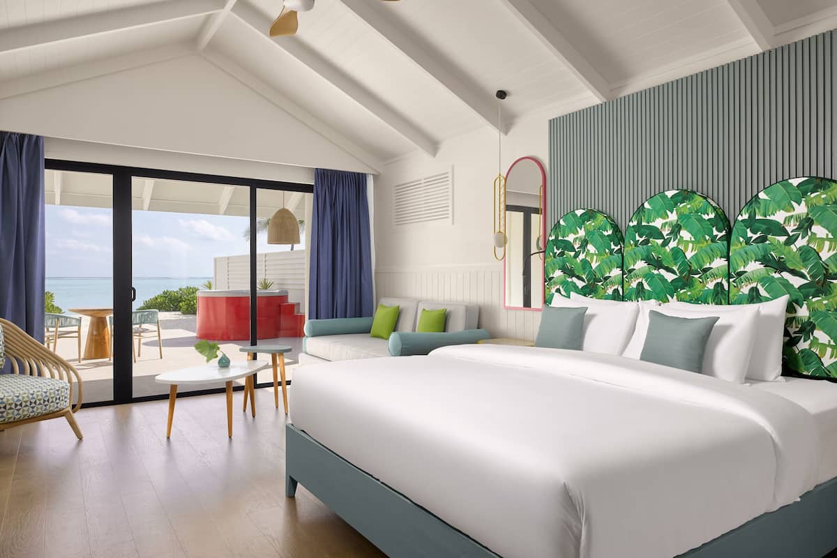 ห้องดีลักซ์, เตียงใหญ่ 1 เตียง และโซฟาเบด (Beach Villa with Whirlpool) | มินิบาร์, ตู้นิรภัยในห้องพัก, โต๊ะทำงาน, ผ้าม่านกันแสง