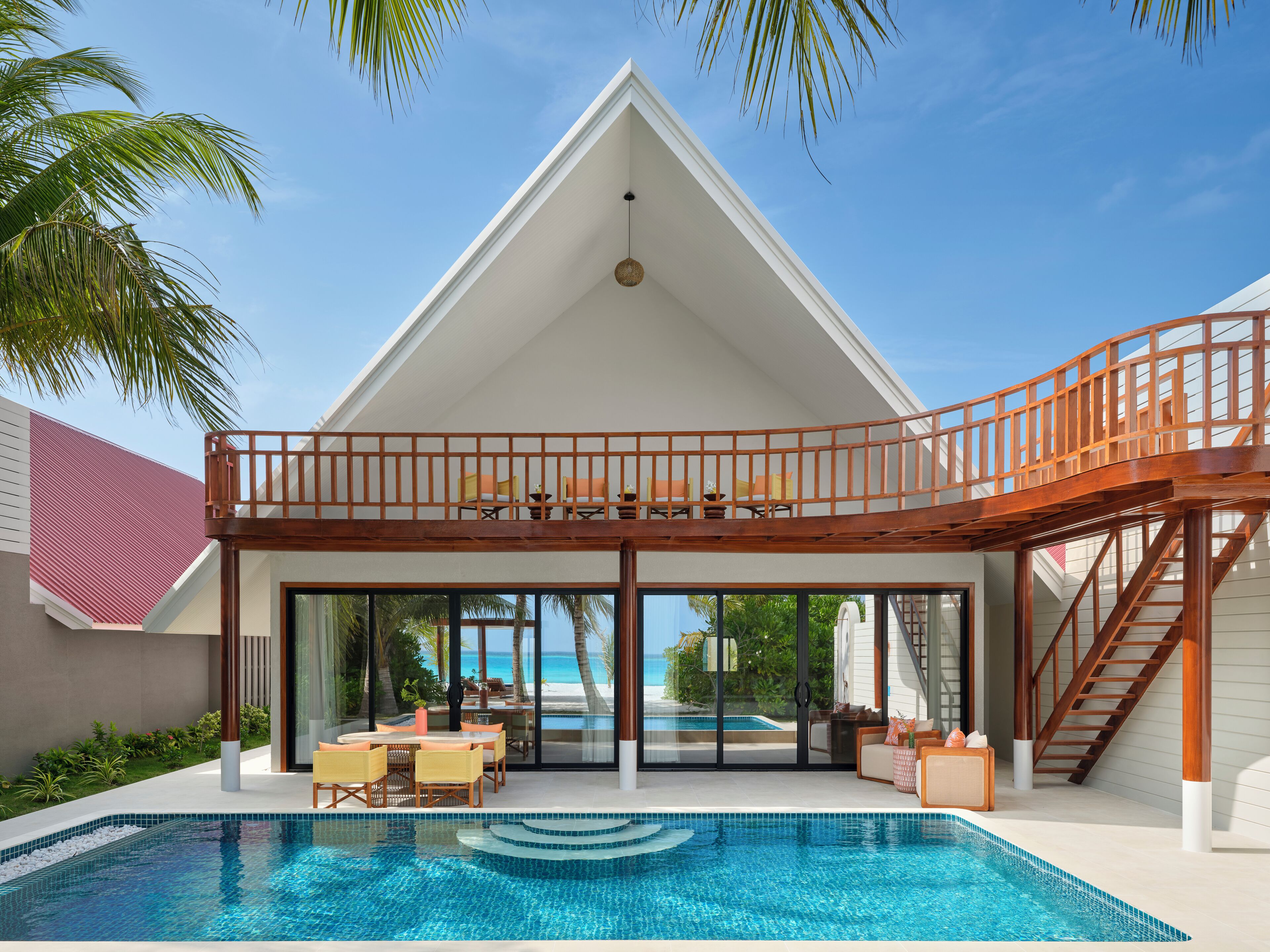 Minibar, caja de seguridad en la habitación y escritorio 