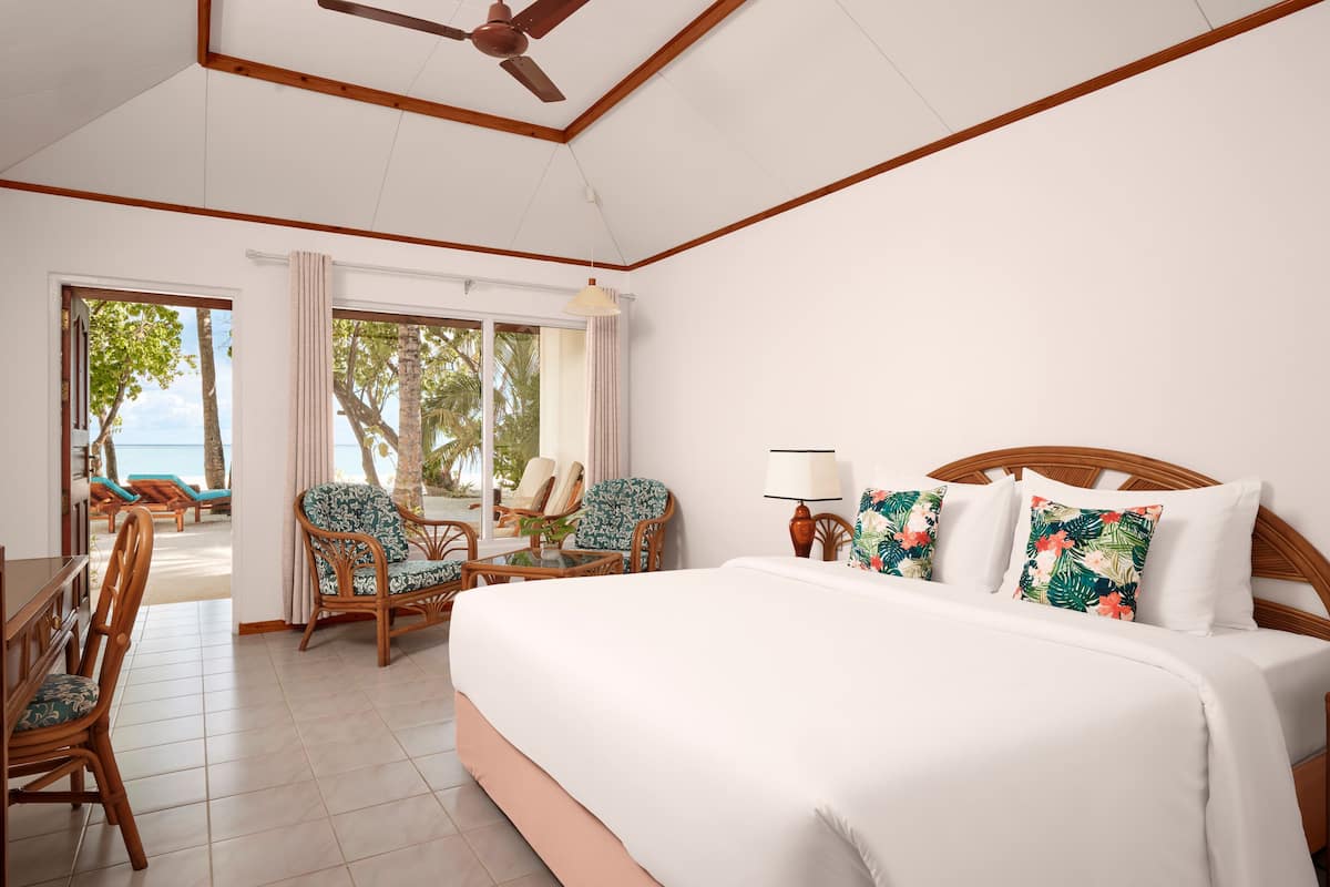 ห้องซูพีเรีย, เตียงใหญ่ 1 เตียง (Beach Villa) | มินิบาร์, ตู้นิรภัยในห้องพัก, โต๊ะทำงาน, ผ้าม่านกันแสง