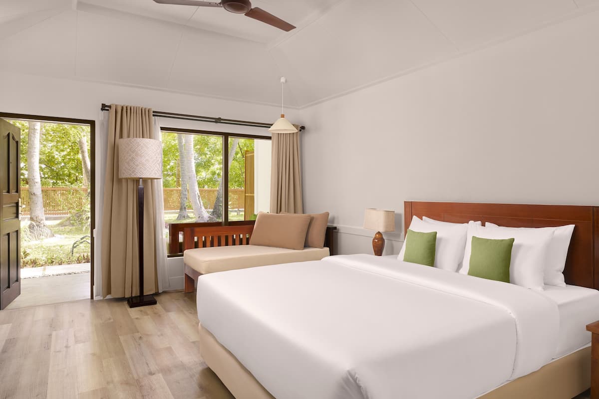 ห้องสแตนดาร์ด, เตียงใหญ่ 1 เตียง และโซฟาเบด, ห้องน้ำส่วนตัว, วิวสวน (Sun Villa) | มินิบาร์, ตู้นิรภัยในห้องพัก, โต๊ะทำงาน, ผ้าม่านกันแสง