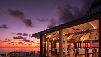 5 restaurants; breakfast, lunch, dinner, and brunch served