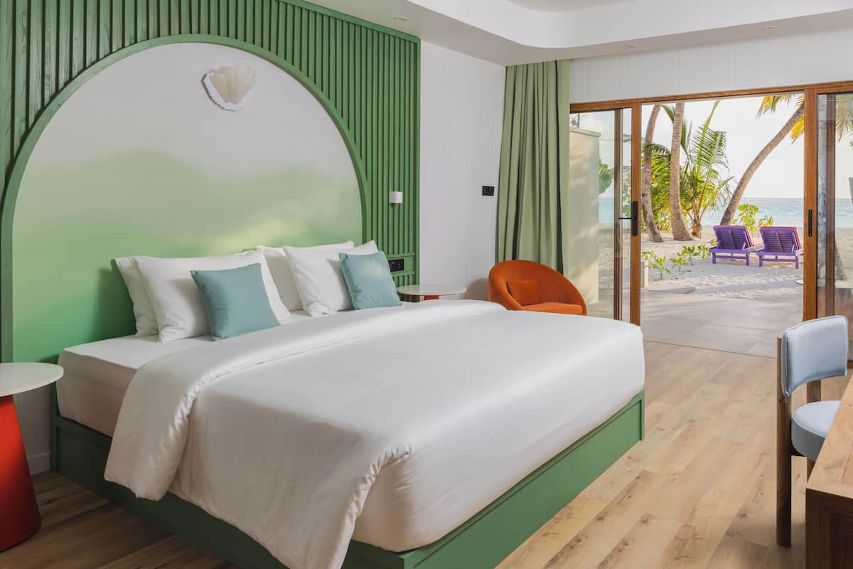ดีลักซ์วิลล่า, เตียงใหญ่ 1 เตียง, ห้องน้ำส่วนตัว, วิวชายหาด (Sunset Deluxe Beach Villa) | มินิบาร์, ตู้นิรภัยในห้องพัก, โต๊ะทำงาน, ผ้าม่านกันแสง