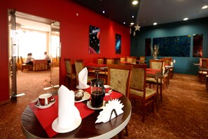 Se sirven desayunos, almuerzos, cenas y cocina europea moderna 