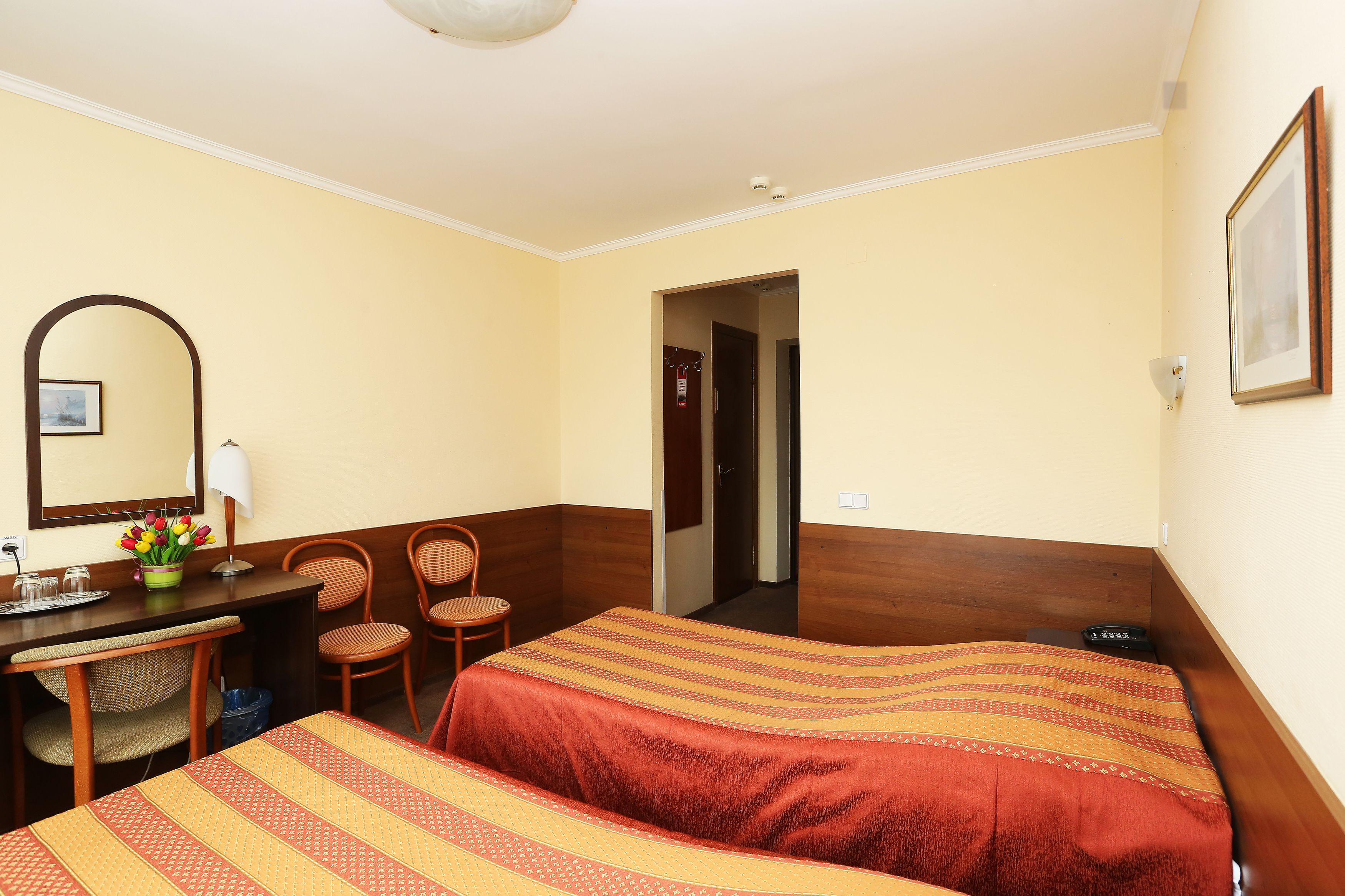 twin room | desk, iron/ironing board, free cots/infant beds, rollaway beds