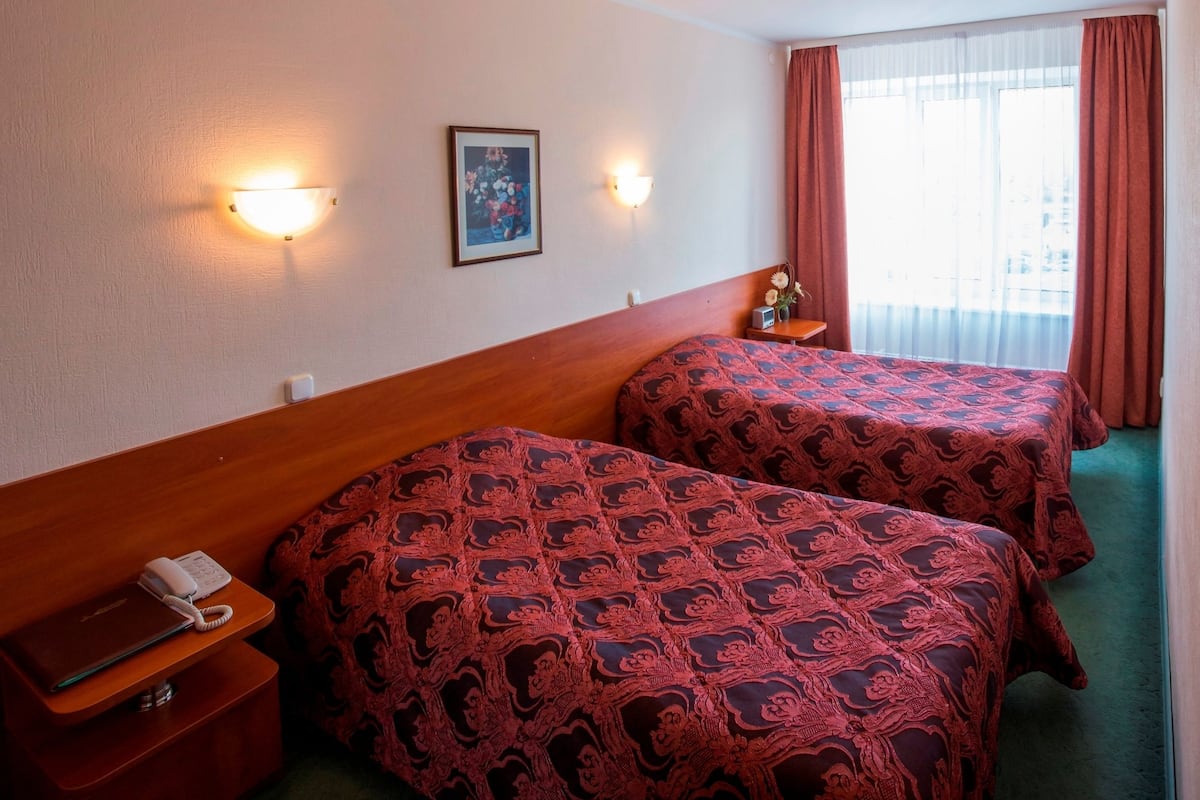 Family Room | Desk, iron/ironing board, free cots/infant beds, rollaway beds