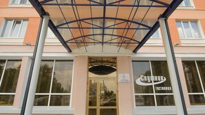 A building with a sign reading "Гостиница СПУТНИК" and a star rating of three stars. - Sputnik (Minsk)