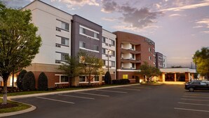 A multi-story hotel with a courtyard entrance, parking lot, and landscaped areas. - Courtyard by Marriott Nashville Goodlettsville (Goodlettsville)