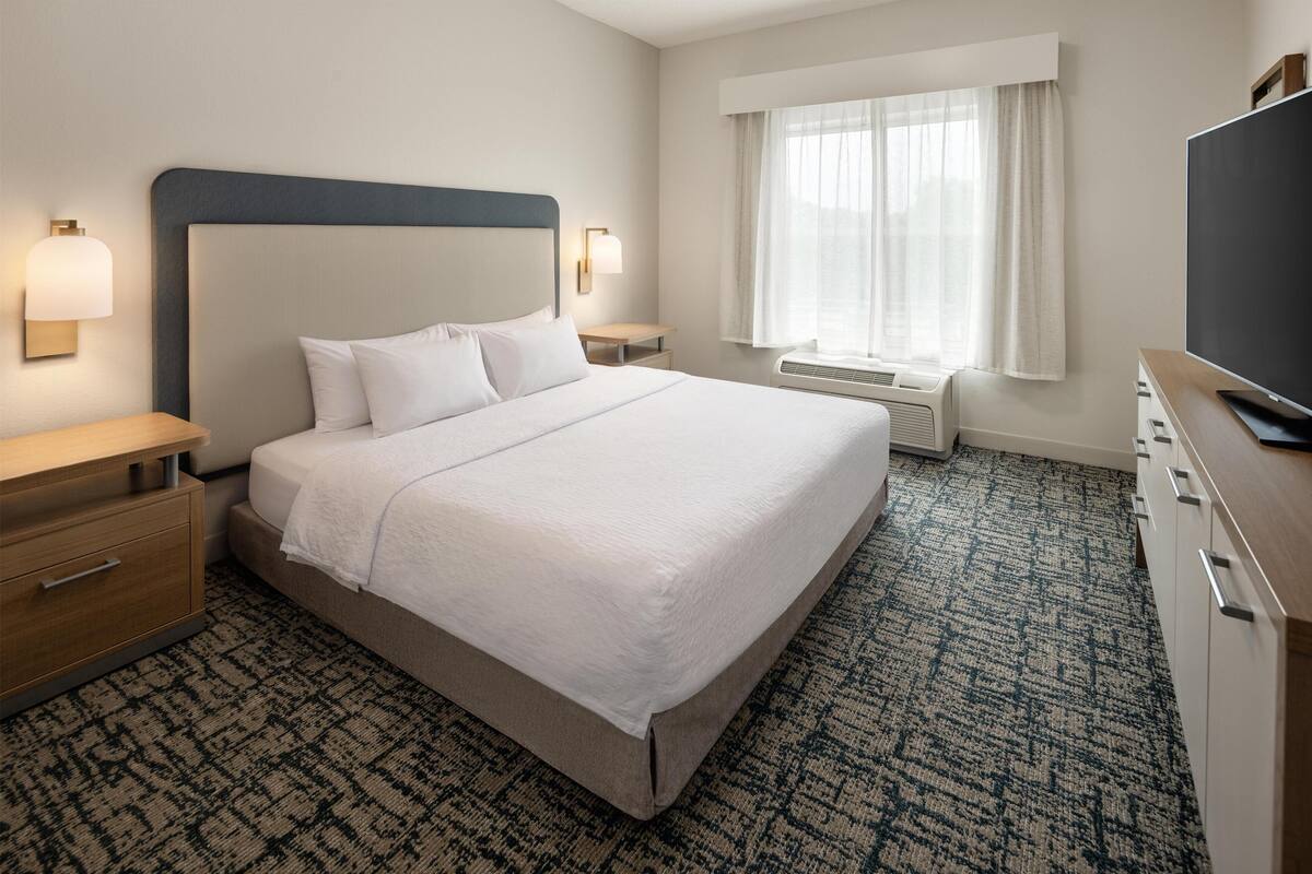 Suite, 1 Katil Raja (King), Accessible, Bathtub (Mobility & Hearing) | Meja, ruang kerja komputer riba, langsir/tirai gelap terus, kalis bunyi 