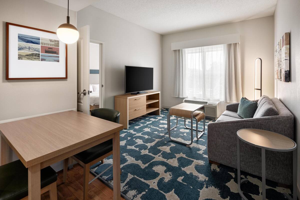 Suite, 1 Bedroom, Non Smoking | Ruang tamu | 55 inci televisyen LED dengan kabel, TV 