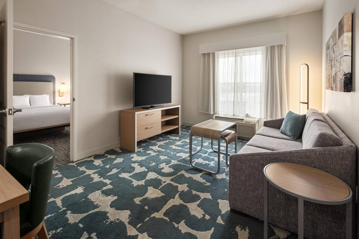 Suite, 1 Bedroom, Non Smoking | Ruang tamu | 55 inci televisyen LED dengan kabel, TV 
