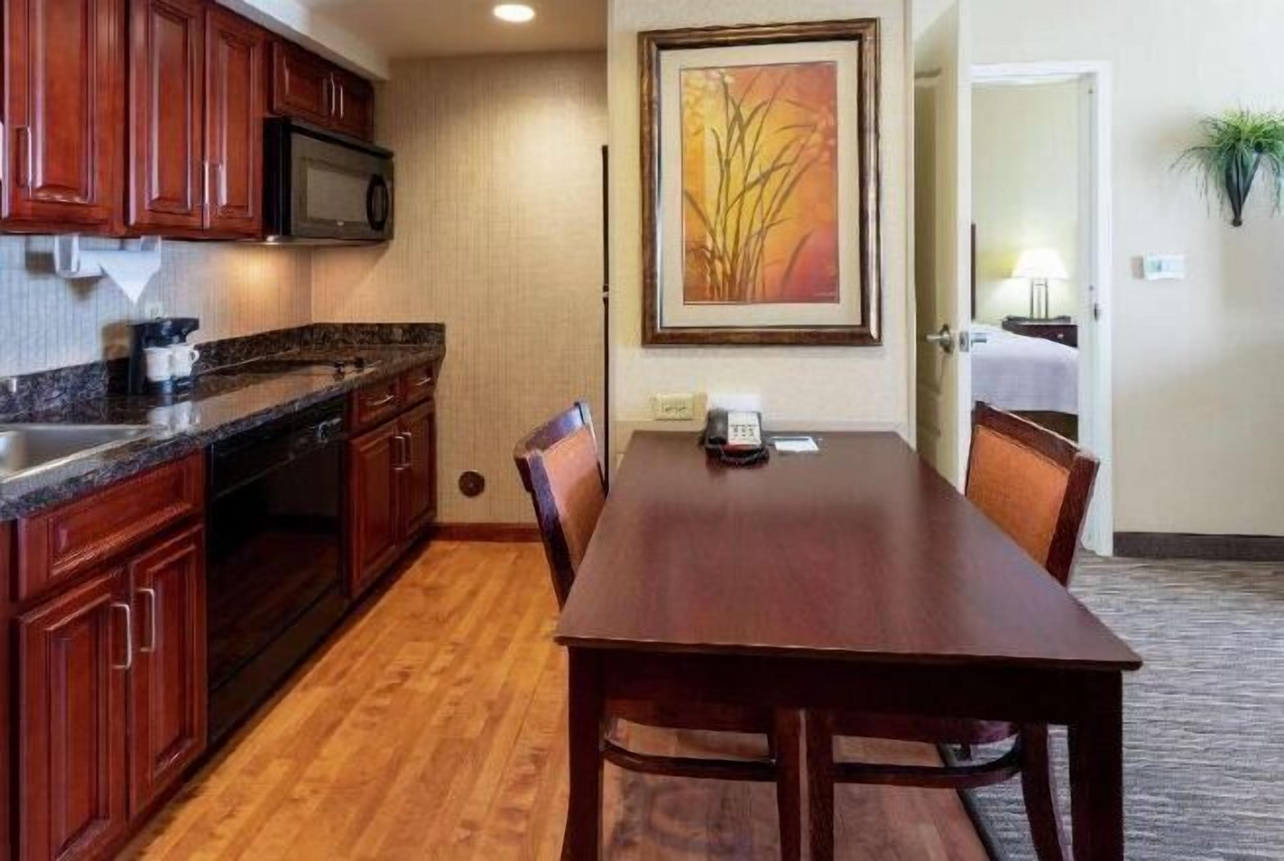 Grand réfrigérateur, micro-ondes, plaque de cuisson, lave-vaisselle