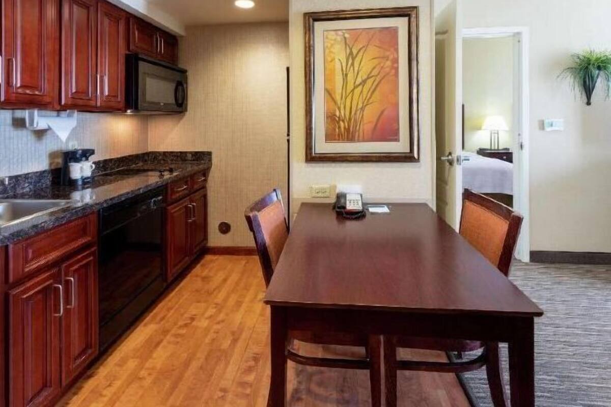 Peti sejuk/penyejuk beku saiz penuh, ketuhar gelombang mikro, dapur