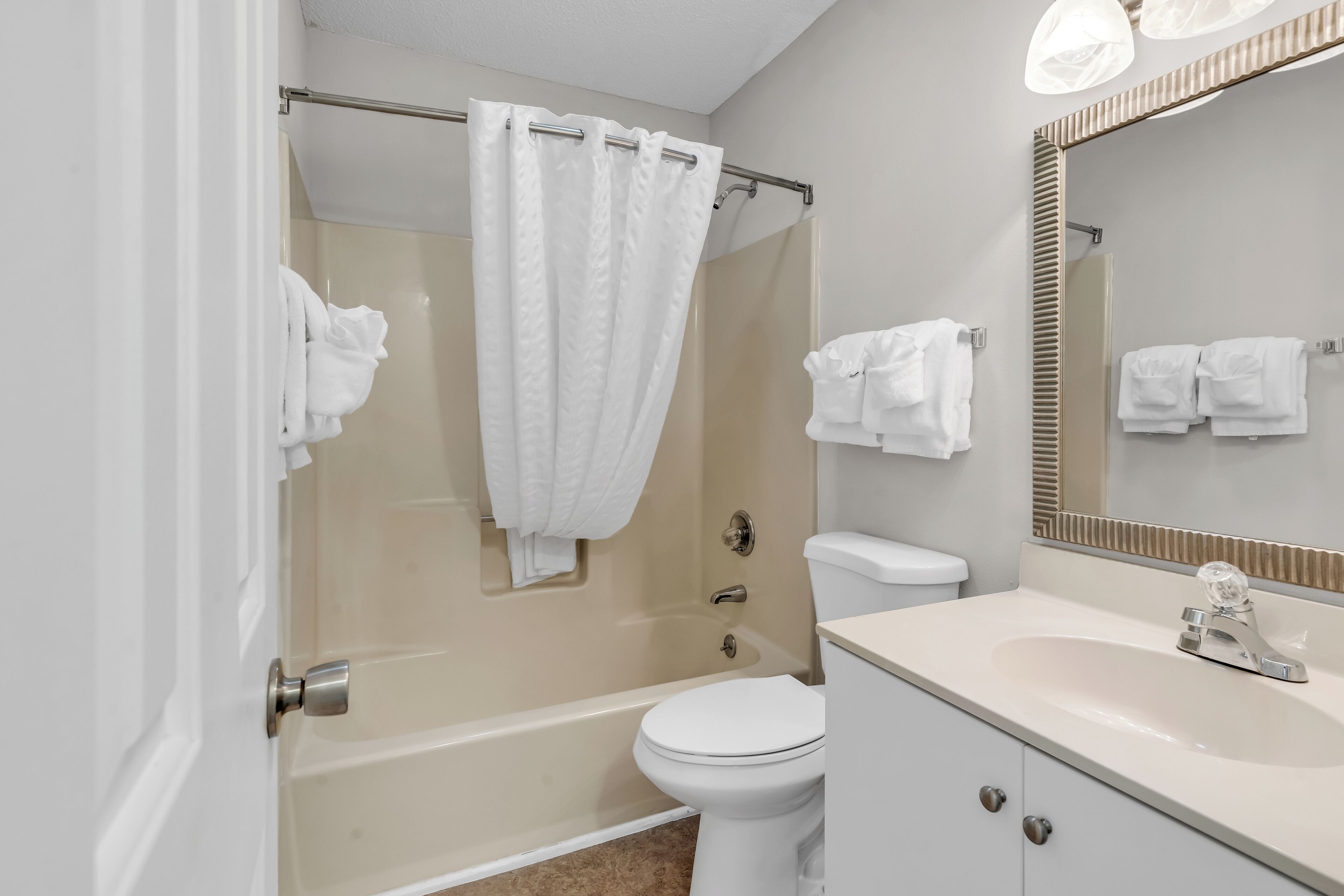 Une salle de bain moderne équipée d’une baignoire, de toilettes et d’un lavabo.