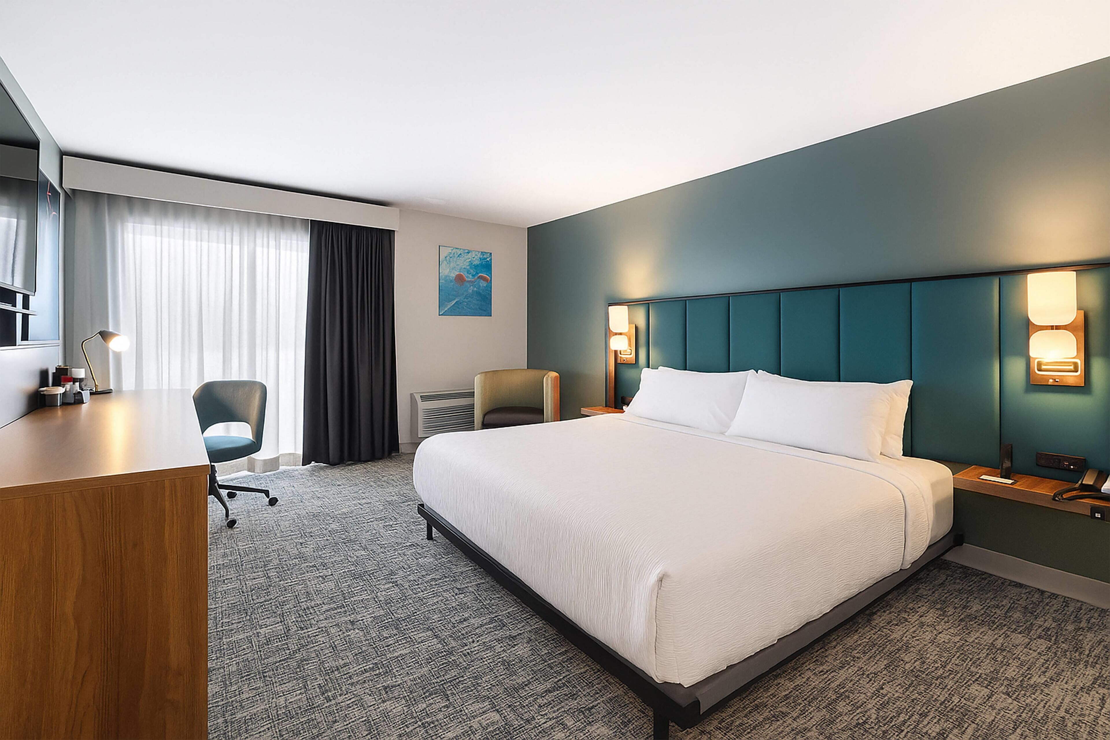 Room, 1 King Bed, Mobility Accessible, Non Smoking (Roll-in Shower) | Free WiFi, bed sheets