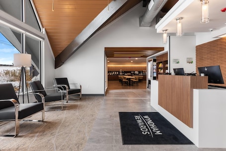 Lobby. Wingate by Wyndham Geneva at SPIRE Academy