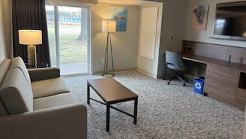 Suite, 1 Queen-Bett, Nichtraucher | Kostenloses WLAN, Bettwäsche