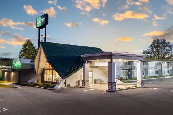 Exterior - Wingate by Wyndham Geneva at SPIRE Academy (Geneva)