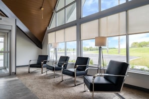 Lobby - Wingate by Wyndham Geneva at SPIRE Academy (Geneva)