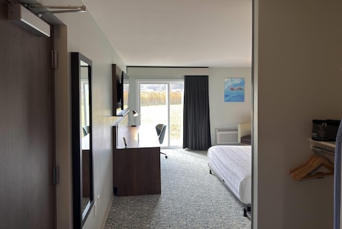 Wingate by Wyndham Geneva at SPIRE Academy