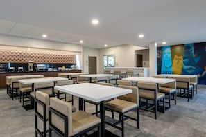 Free daily buffet breakfast - Wingate by Wyndham Geneva at SPIRE Academy (Geneva)