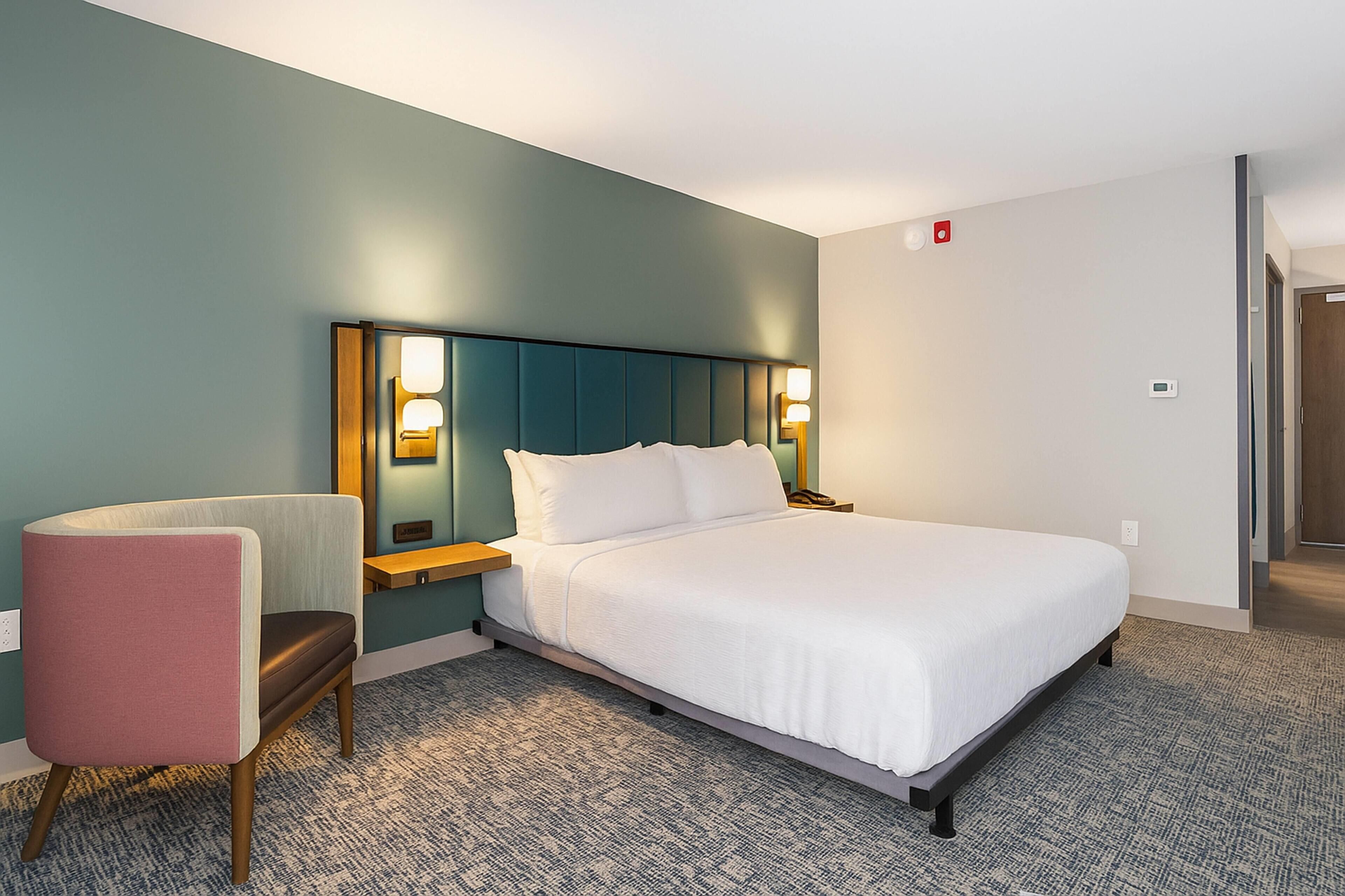 客房, 1 张特大床, 通行无障碍, 无烟房 (Roll-in Shower) | 免费 WiFi、床单