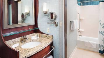 Combined shower/tub, free toiletries, hair dryer, towels