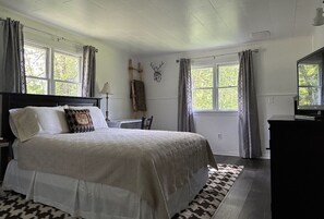 Standard Room, 1 Queen Bed | Individually decorated, individually furnished, laptop workspace