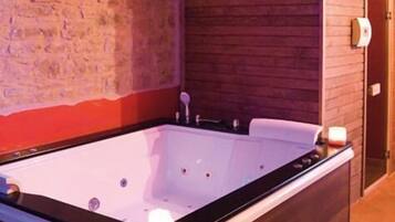 Sauna, hot tub, steam room