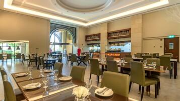 Se ofrece un desayuno bufé (12 JOD por persona)