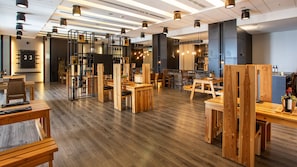 3 restaurants, breakfast served