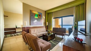 Minibar (inkludert), safe på rommet, skrivebord og strykejern/-brett