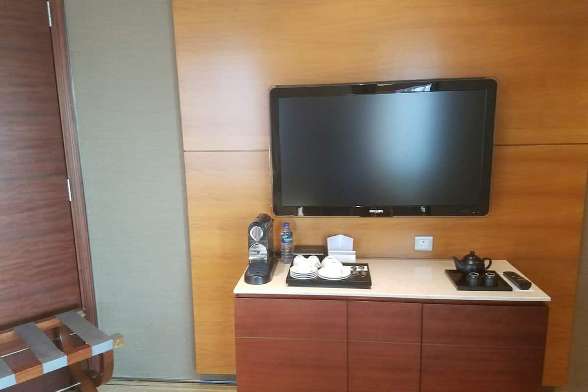 minibar, in-room safe, desk, iron/ironing board