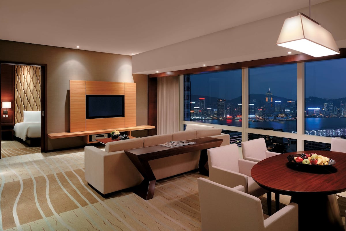 Regency Executive King Suite with Club Access | Minibar, in-room safe, desk, iron/ironing board