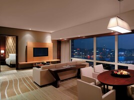 Regency Executive King Suite with Club Access | Minibar, in-room safe, desk, iron/ironing board