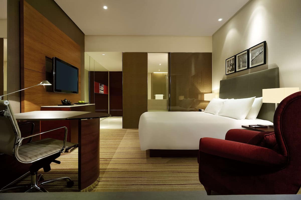 Minibar, in-room safe, desk, iron/ironing board
