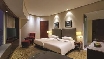 Minibar, coffres-forts dans les chambres, bureau