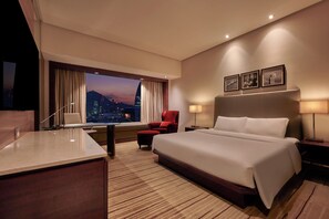 Deluxe King Room | Minibar, in-room safe, desk, iron/ironing board - Hyatt Regency Hong Kong, Tsim Sha Tsui (Kowloon)
