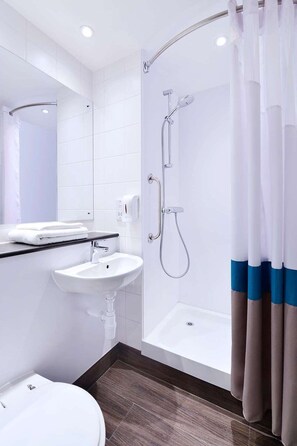 Bathtub - Travelodge Bath Waterside (Bath)